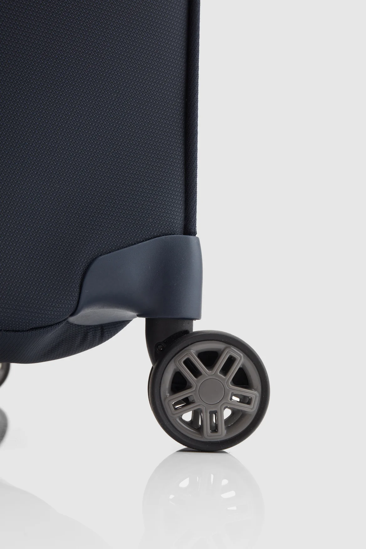 Airea Check-In 67cm Suitcase - Image 7